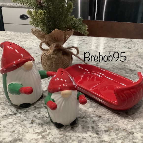 Gnome salt and pepper shakers sitting on sled - VHTF - Picture 6 of 6